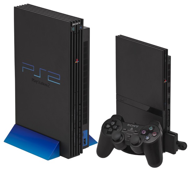 PlayStation 2 original ao lado da sua versão &#39;slim&#39; (Foto: Evan-Amos/Wikimedia Commons)