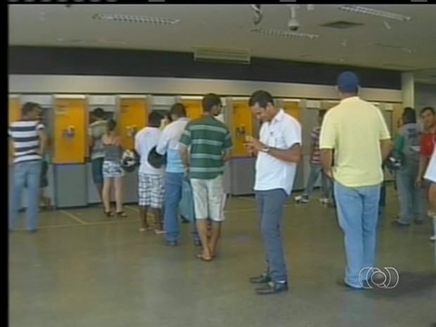 Somente caixas de autoatendimento estão funcionando nas agências (Foto: Reprodução/TV Anhanguera)