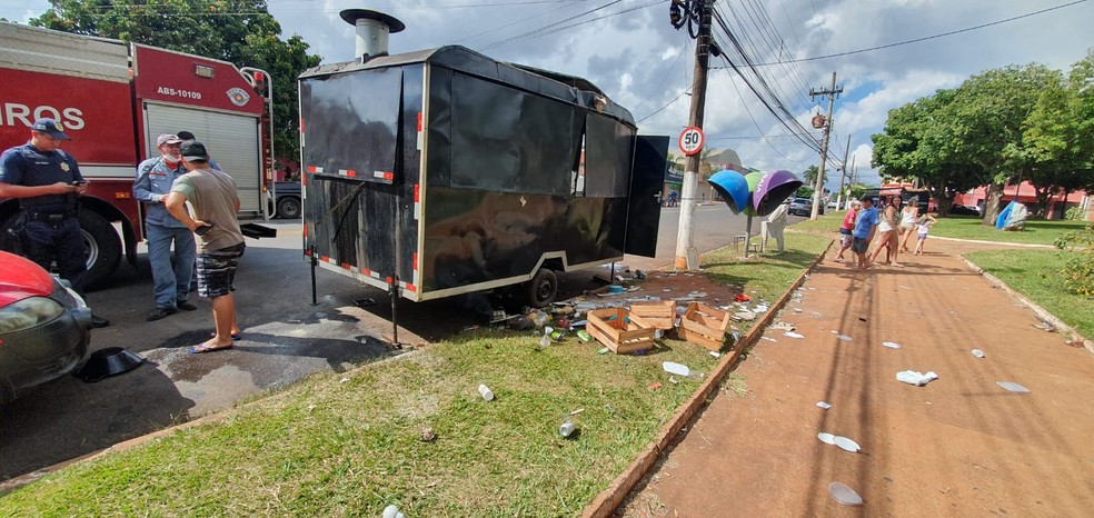 Trailer explodiu em Ourinhos (SP) e homem ficou ferido — Foto: Passando a Régua/Laperuta