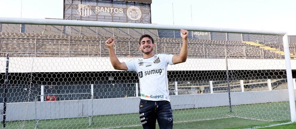 Matias Lacava posa para foto na Vila Beliro — Foto: Divulgação / Santos FC
