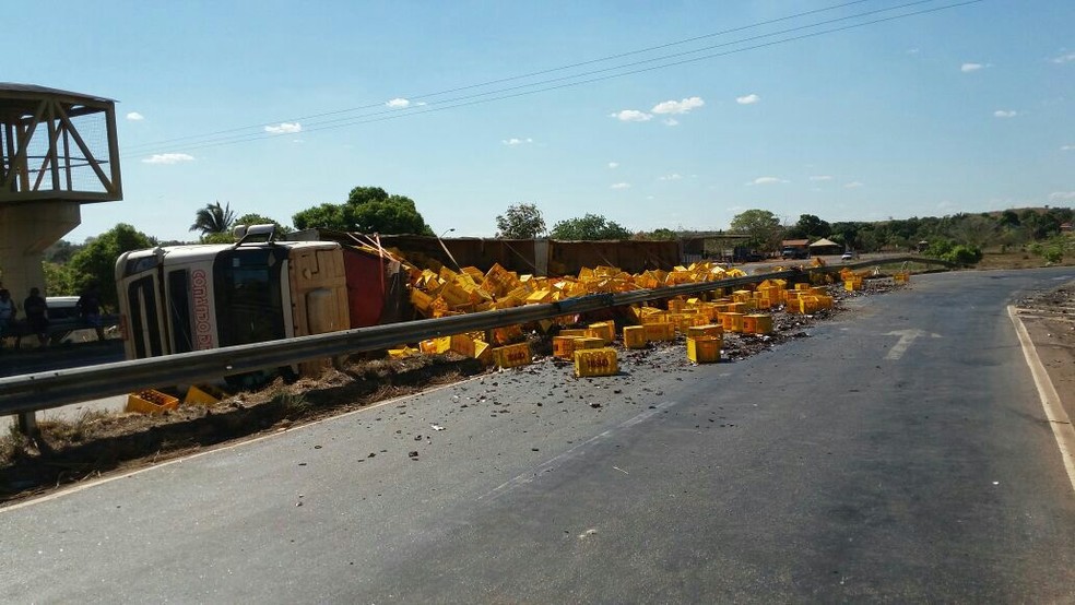 Carreta tombou no início da tarde deste sábado (Foto: Divulgação/PRF)