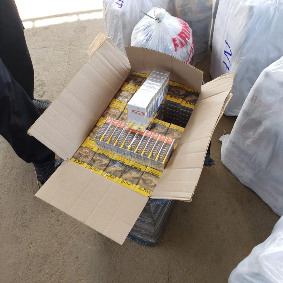Maços de cigarro confiscados durante operação Ágata, em Oiapoque — Foto: Receita Federal/Divulgação