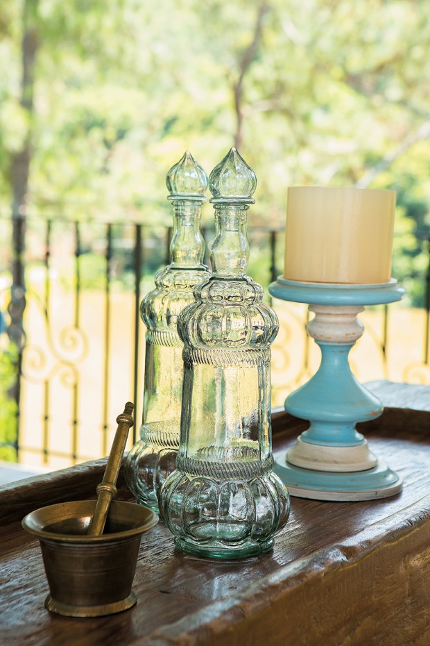 Emprestados da decoração original da casa, o catiçal tem o tom do pergolado. Os garrafões de vidro podem virar vasos solitários (Foto: Edu Castello/Editora Globo)