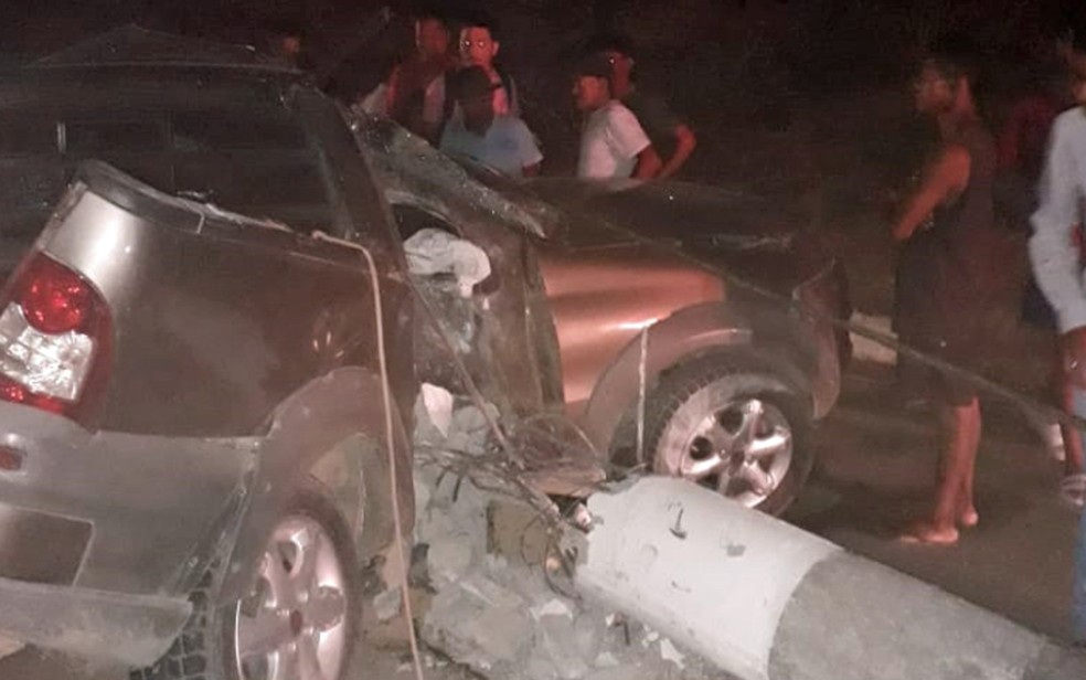 Homem perdeu o controle e bateu em poste na PE-51, em Camela, distrito de Ipojuca, no Grande Recife, no domingo (16) &mdash; Foto: Reprodu&ccedil;&atilde;o/WhatsApp