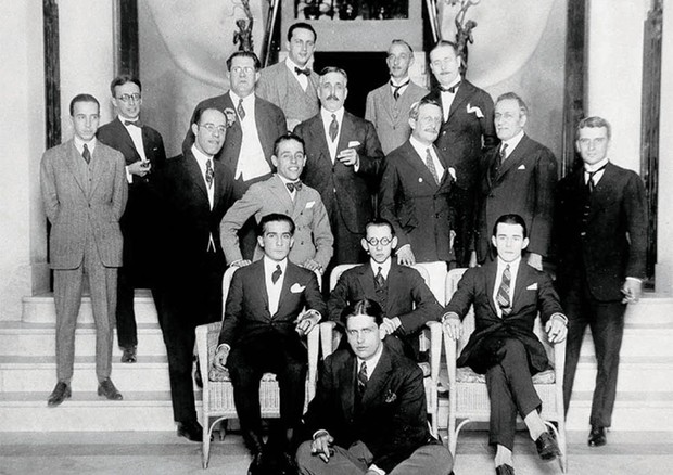 A foto ícone do Modernismo que inspirou Elian a fazer sua versão. O original reúne 16 intelectuais em retrato clicado em 1924, depois de um almoço, no extinto Hotel Terminus, em São Paulo (Foto: Reprodução)