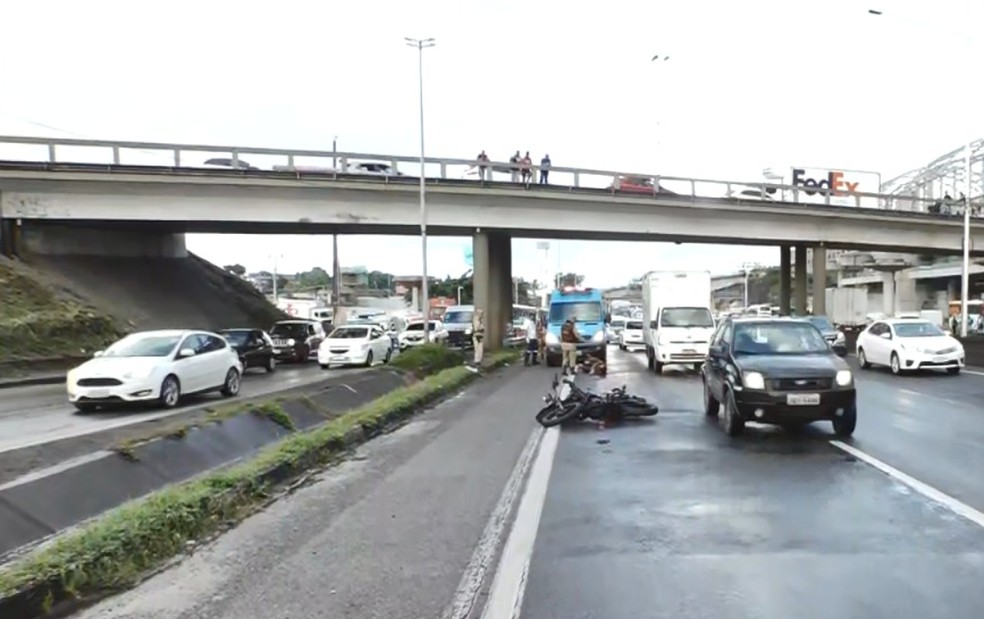 Homem e motociclista ficam feridos após acidente na BR-324, em Salvador — Foto: Reprodução/TV Bahia