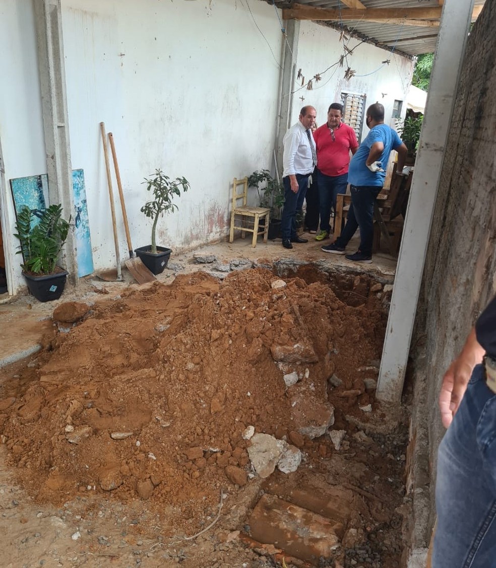 Polícia encontrou corpos de mãe e filha enterrados em quintal de casa em Pompeia — Foto: João Trentini/Divulgação