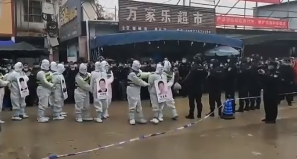 Cidade chinesa faz humilhação pública de supostos infratores de restrições contra Covid — Foto: Reprodução/Twitter