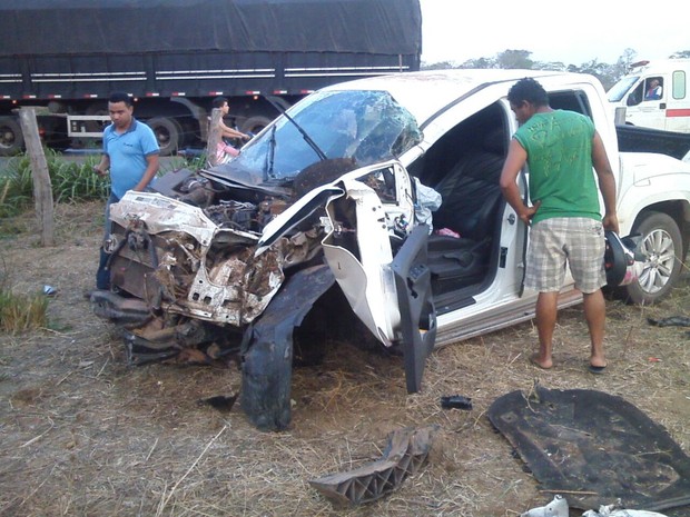 Parte frontal da caminhonete ficou totalmente comprmetida após acidente (Foto: Divulgação/PRF)