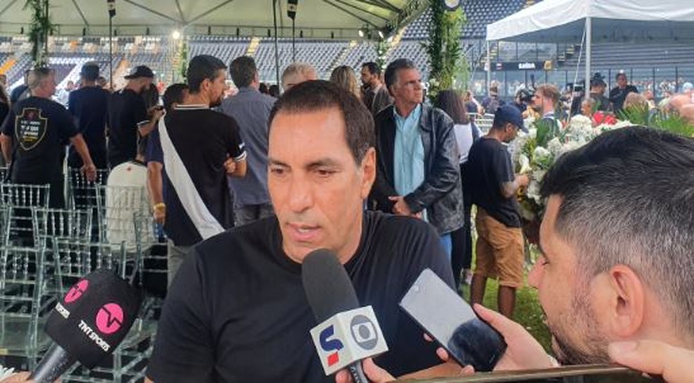 Edmundo compareceu ao velório Roberto Dinamite em São Januário — Foto: Jamille Bullé