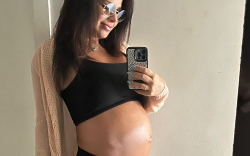 Viviane Araújo exibe barrigão da reta final da gravidez em selfie na web