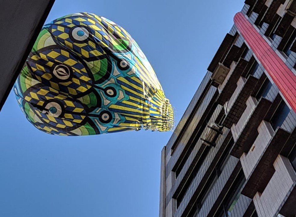 Bal&atilde;o ficou preso na cobertura de pr&eacute;dio em Santos, SP &mdash; Foto: G1 Santos