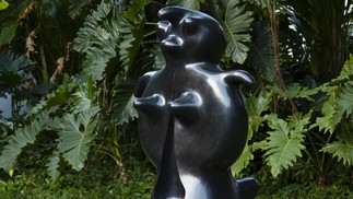 O bronze 'Femme' (1969), de Miró, nos jardins da Casa Roberto Marinho — Foto: Leo Martins 