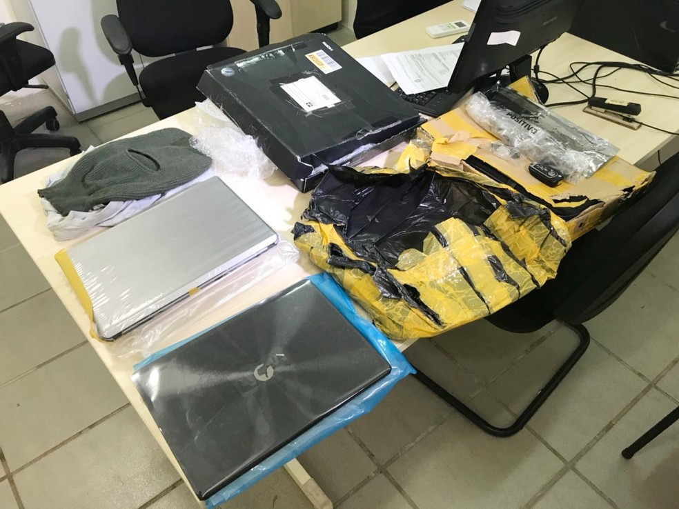 Dentro da mala foram encontrados dois computadores e caixas dos Correios (Foto: Kleber Teixeira/Inter TV Cabugi)