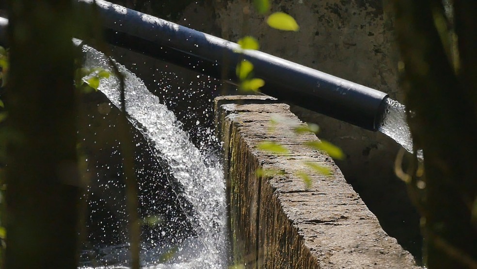 Sistema que passa água da Pedreira do Orleans para o Rio Passaúna — Foto: Weliton Martins/RPC