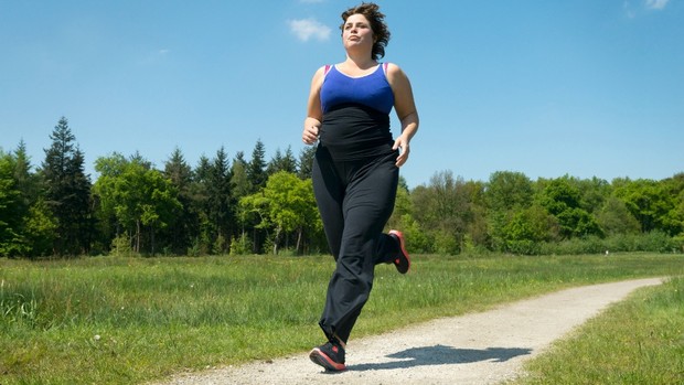 Mulher gordinha correndo euatleta (Foto: Getty Images)
