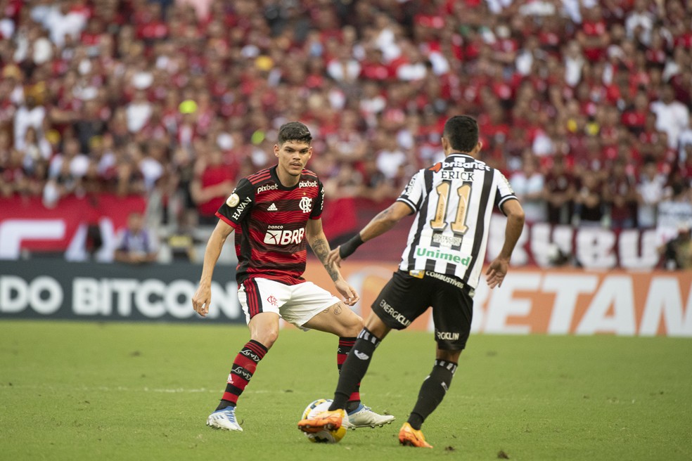 Ayrton Lucas, do Flamengo, não foi bem contra o Ceará — Foto: Alexandre Vidal/Flamengo