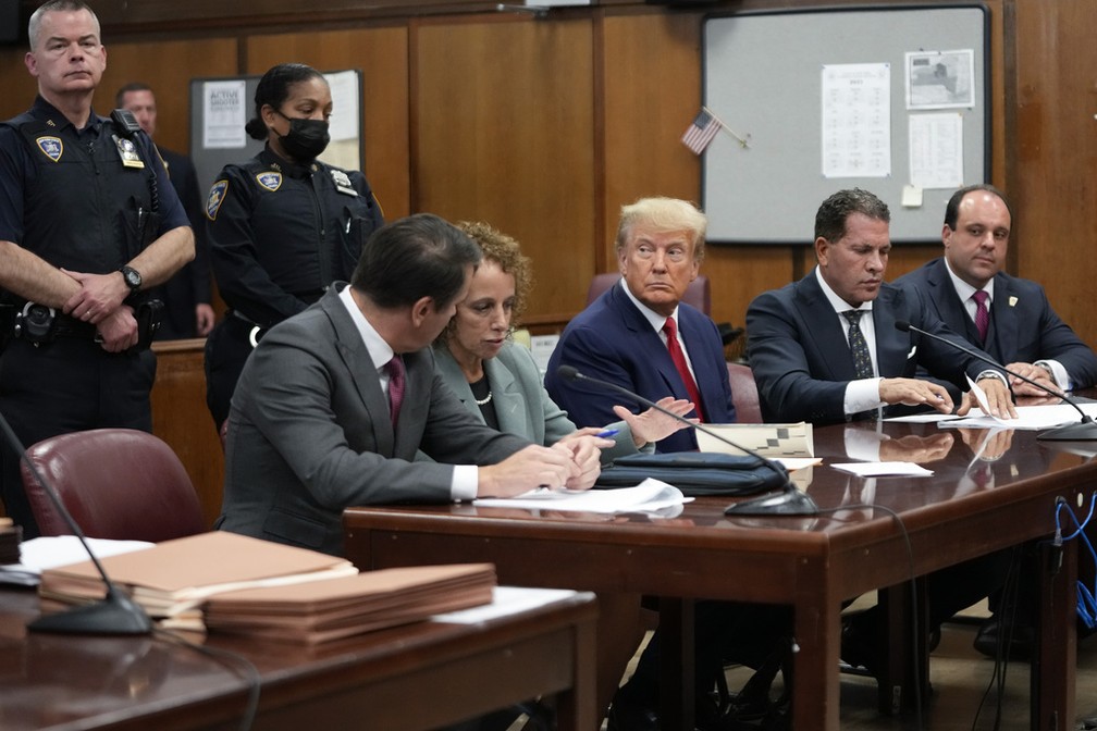 O ex-presidente dos Estados Unidos, Donald Trump, em meio a advogados durante audiência em uma Corte de Nova York, nos Estados Unidos, em 4 de abril de 2023. — Foto: Steven Hirsch via Pool/ AP