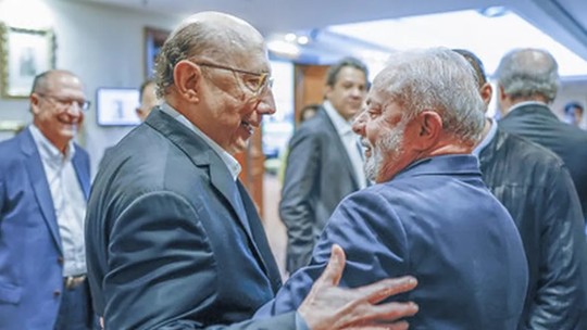 Enquanto um convite de Lula não vem, Henrique Meirelles toca sua vida