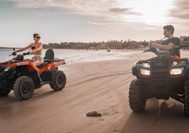 Camila Queiroz posta passeio de quadriciclo em dunas com Klebber Toledo (Foto: Reprodução/Instagram)