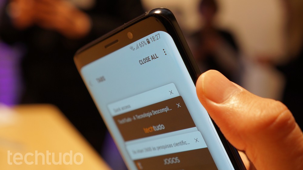 Detalhe das bordas curvas e dos cantos arredondados do Samsung Galaxy S9 (Foto: Th&aacute;ssius Veloso/TechTudo)