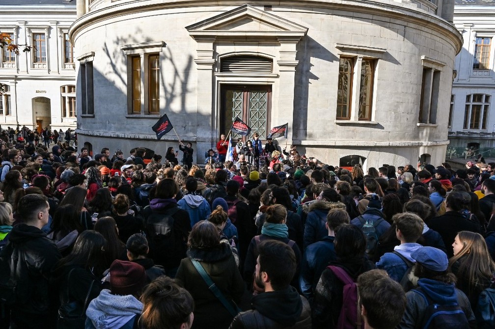 Manifestantes protestam em campus universitário de Lyon, na França, nesta terça-feira (12) — Foto: Philippe Desmazes/AFP
