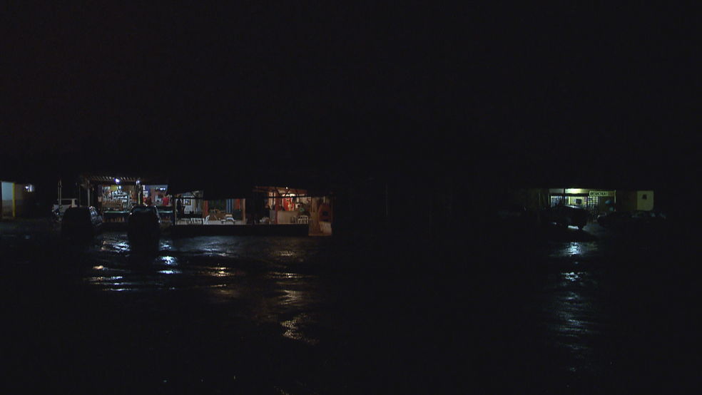 Escuridão na DF-080, perto do Incra 7, na estrada que liga Brazlândia ao Plano Piloto (Foto: TV Globo/Reprodução)
