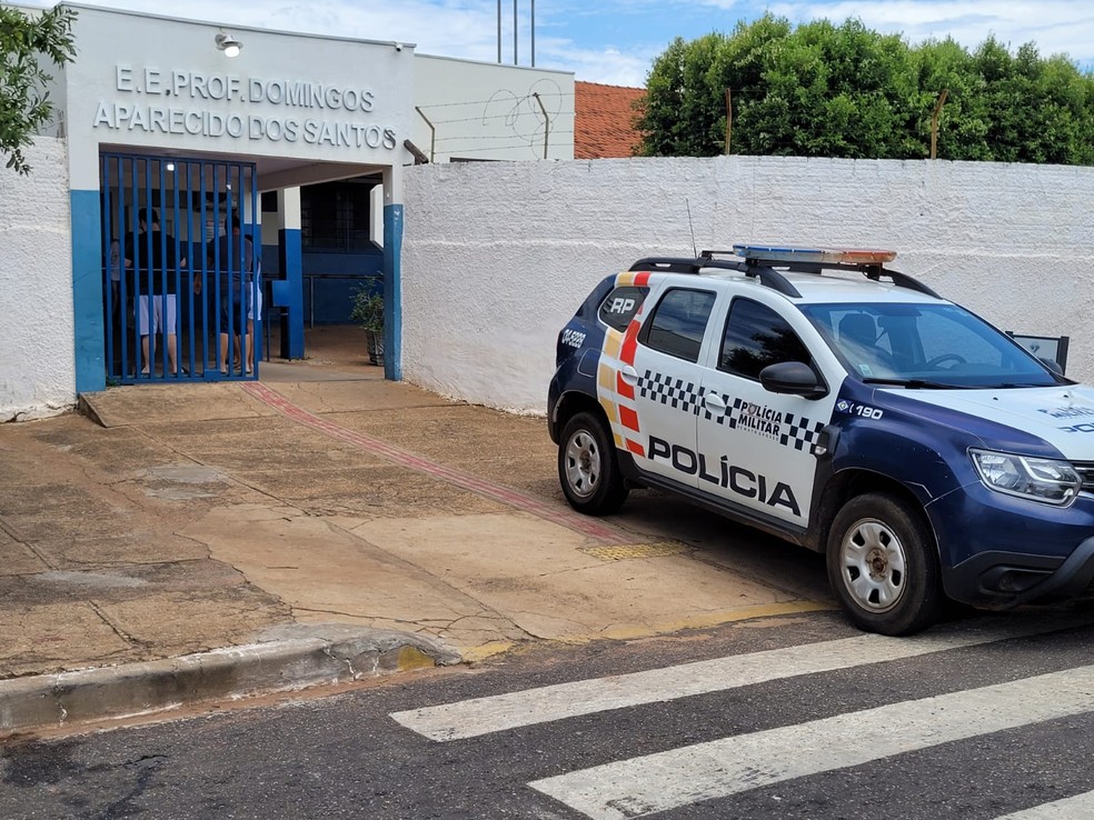 Homem é detido suspeito de filmar voto em Rondonópolis.  — Foto: Elka Candelária/TV Centro América 