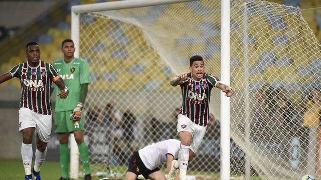 Luciano reclama com a arbitragem após gol anulado no Maracanã