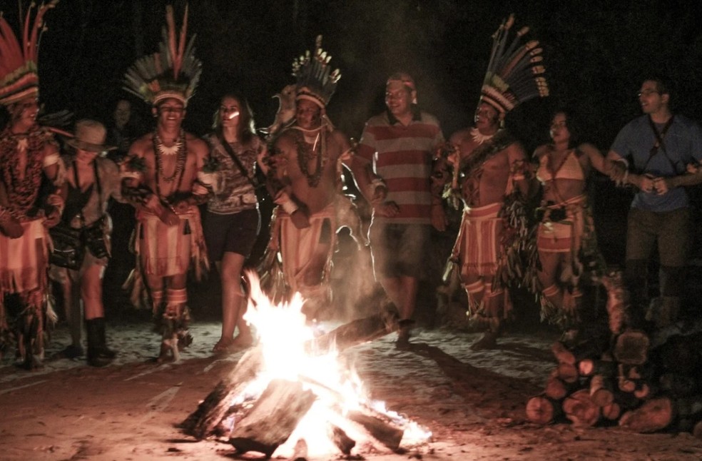 Turistas em meio aos índios em aldeia Pareci (Foto: João Ricardo Bispo/ Arquivo pessoal)