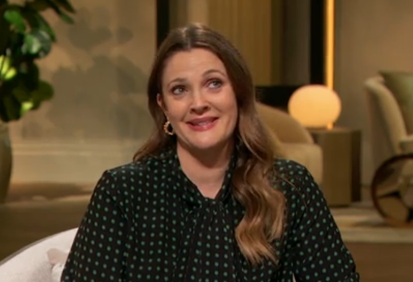 Drew Barrymore se desculpa por comentário sobre julgamento de