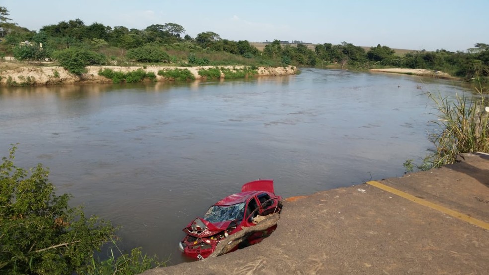 Duas pessoas morreram com a queda de carro no Rio Santo Anastácio, em Presidente Venceslau (Foto: Heloise Hamada/TV Fronteira)