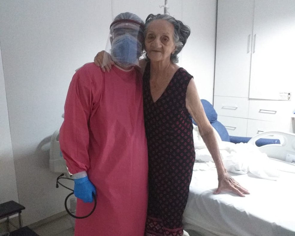 Aldenora Braga, de 82 anos, e o médico Ziraldo Holanda após a recuperação da paciente — Foto: Cedida