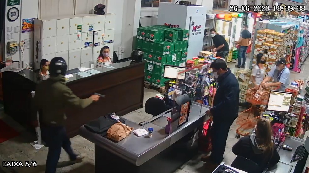 Criminoso que assaltou mercado em Mar&iacute;lia amea&ccedil;ou funcion&aacute;rias com arma &mdash; Foto: C&acirc;meras de seguran&ccedil;a/Reprodu&ccedil;&atilde;o