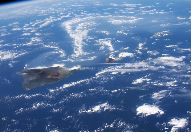 O vulcão Kilauea, no Havaí, é visto no lado esquerdo da imagem tirada pelos astronautas da Estação Espacial Internacional feita em fevereiro de 2015 (Foto: NASA)
