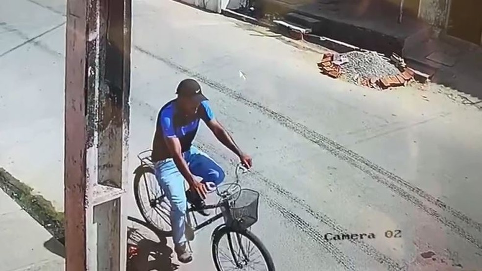 Maranhense de 36 anos chegou a estabelecimento em uma bicicleta e rendeu o casal de idosos proprietário do mercadinho, em Caucaia. — Foto: Reprodução