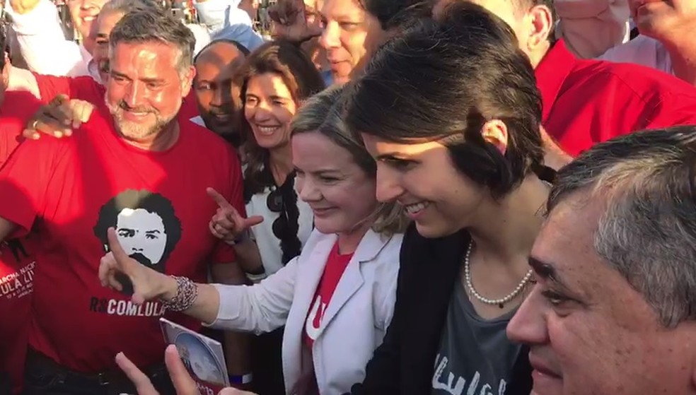 A presidente do PT, Gleisi Hoffmann, ao chegar ao TSE, acompanhada de Fernando Haddad, Manuela D'Ãvila e parlamentares (Foto: Gustavo Garcia/G1)