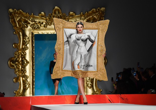 MILAN, ITALY - SEPTEMBER 19: A model walks the runway at the Moschino show during the Milan Fashion Week Spring/Summer 2020 on September 19, 2019 in Milan, Italy. (Photo by Jacopo Raule/Getty Images) (Foto: Getty Images)