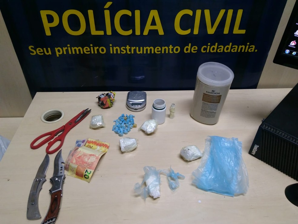 Na casa polícia achou diversas porções de drogas, e materiais usados para embalar entorpecentes para venda (Foto: Divulgação/Polícia Civil )