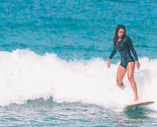 Débora Nascimento surfa em praia do Rio de Janeiro (Foto: Reprodução/Instagram)