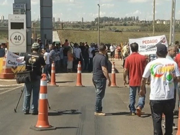 Protesto liberou passagem de motoristas sem pagar pedágio (Foto: Reprodução / TV TEM)