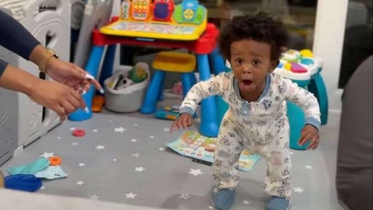 Vídeo: menino se surpreende ao dar primeiros passos e reação viraliza
