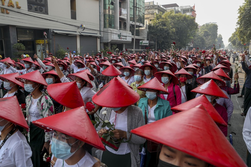 Professores com seus uniformes tradicionais protestam contra o golpe militar em Mianmar na cidade de Mandalay nesta quarta (3) — Foto: AP
