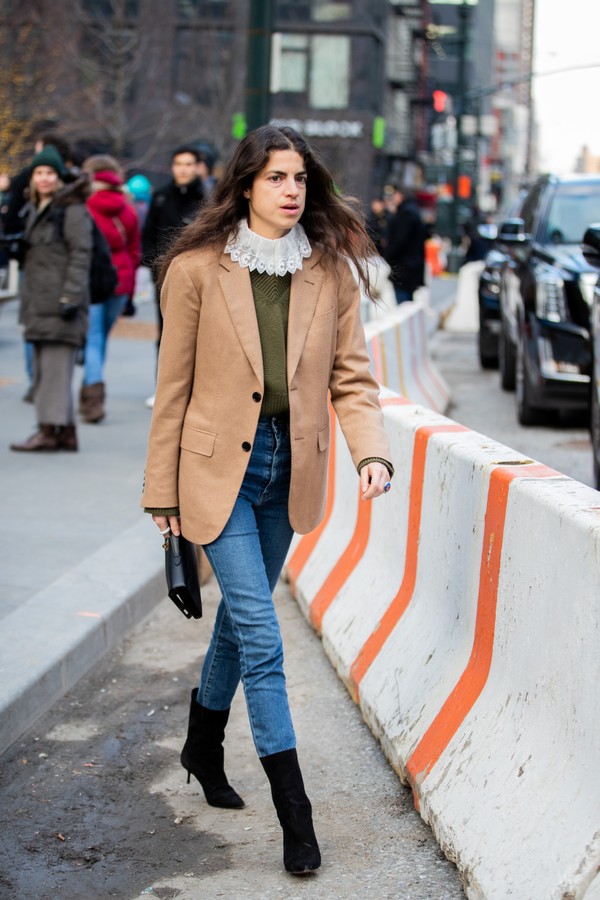 NEW YORK, NEW YORK - FEBRUARY 09: Leandra Medine is seen wearing beige blazer, denim jeans, knit, blouse outside Sies Marjan during New York Fashion Week Fall / Winter on February 09, 2020 in New York City. (Photo by Christian Vierig/Getty Images) (Foto: Getty Images)