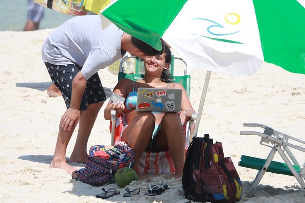 Giulia Costa beija muito em praia no Rio (Foto: AgNews)