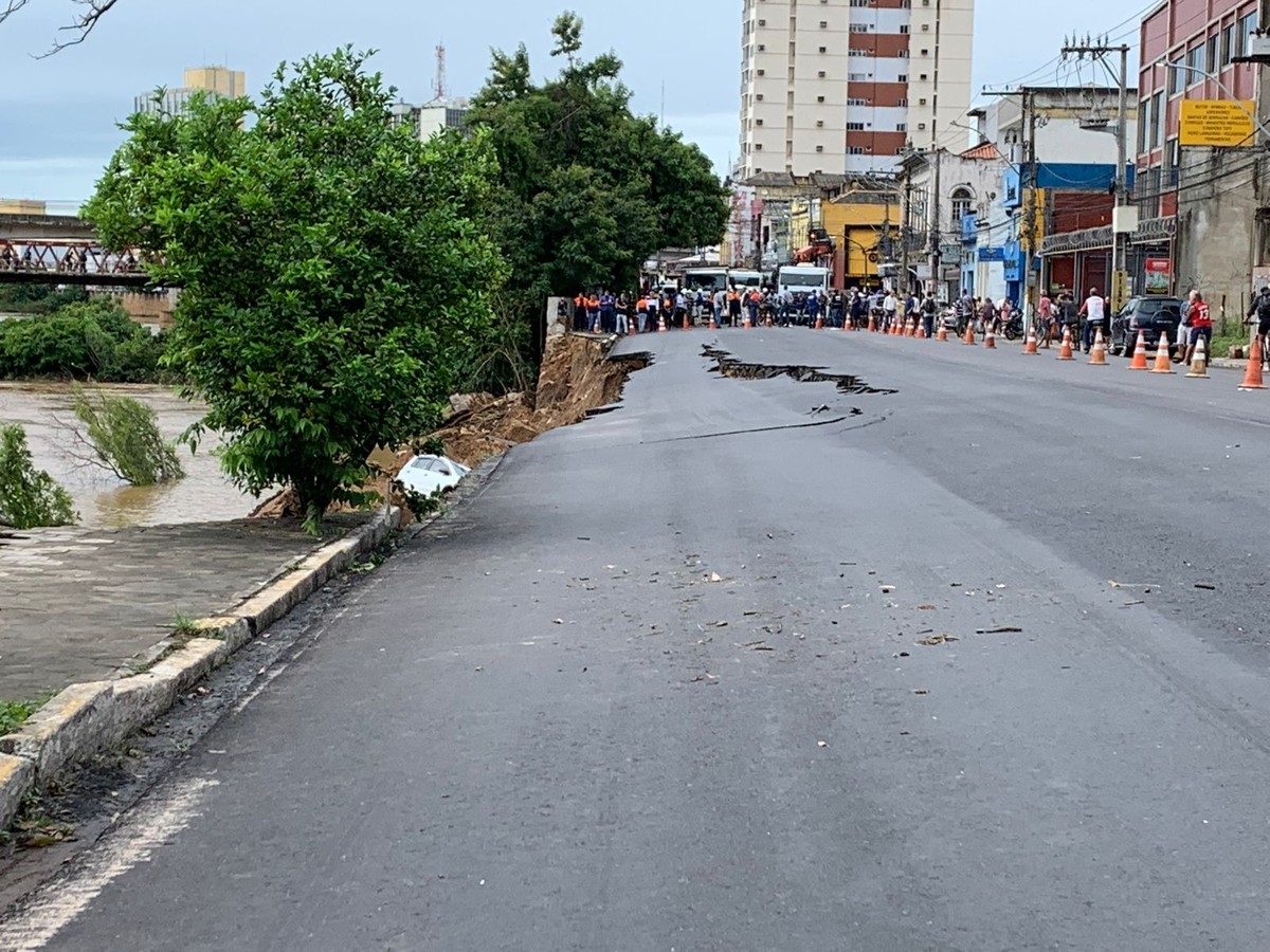 Dique do Rio Paraíba do Sul cede e 'engole' carro no Centro de Campos ...