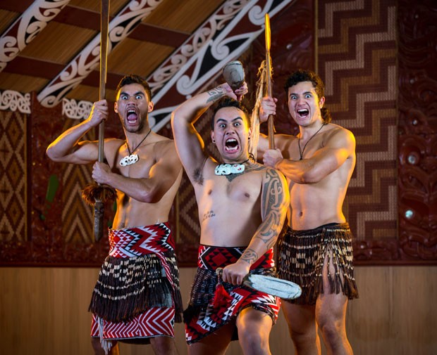 O Te Puia, centro cultural e parque termal em Rotorua, tem apresentações culturais Maoris que incluem o Haka (Foto: Divulgação/Te Puia)