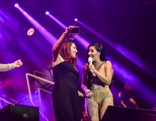 Simone e Simaria recebem a mãe em palco de show (Foto: Leo Franco / AgNews)
