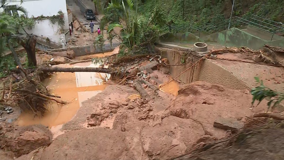 Chuva em MG - 29/01, 9h10: Buraco perto da Avenida Prudente de Morais, na Região Centro-Sul de BH  — Foto: Reprodução/TV Globo 