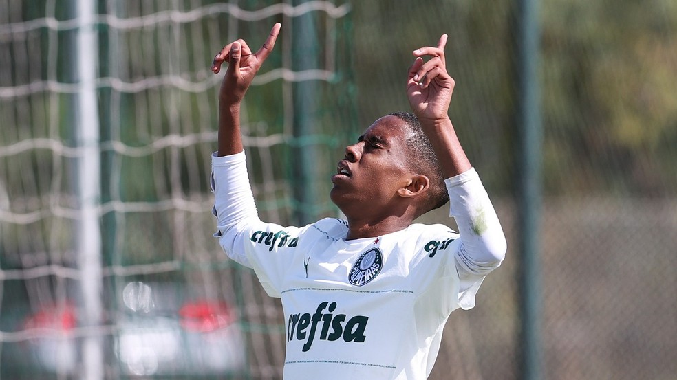 Estevão, uma das maiores joias do Palmeiras, brilha com três gols no jogo do Sub-17 hoje
